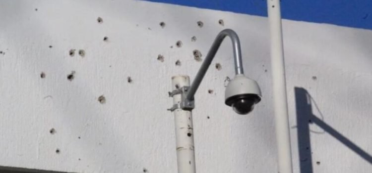 Sujetos armados balean cámaras de seguridad Sujetos armados balean cámaras de seguridad