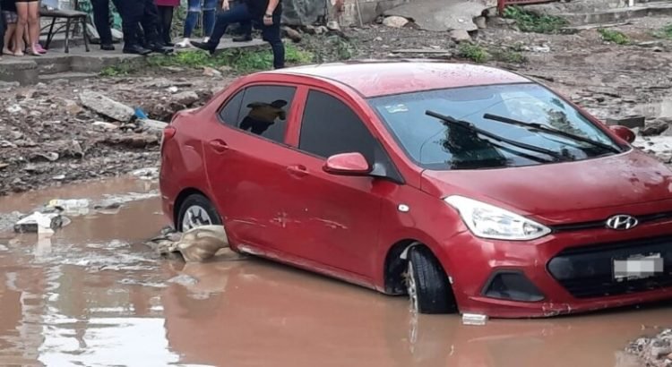 Corriente de un arroyo arrastró a un automóvil en la colonia Adolfo López Mateos