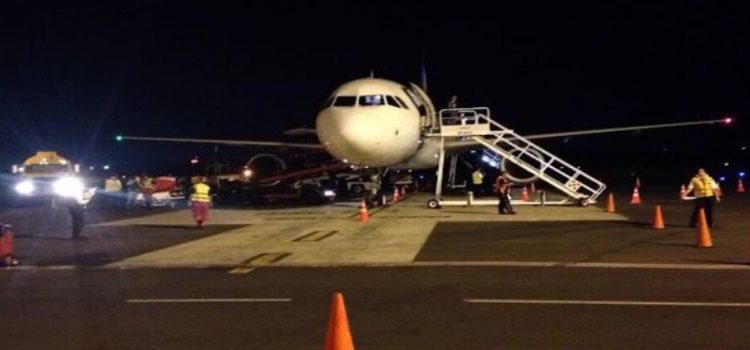 Pasajeros resultaron deshidratados al quedar atrapados en un avión