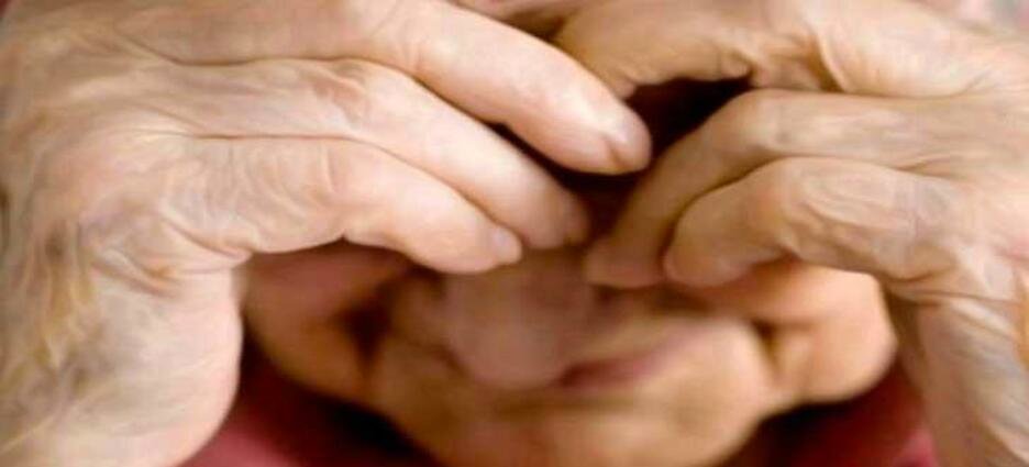 Hombre agrede a golpes a su padre de 80 años