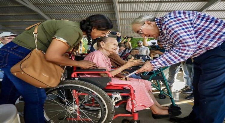 El gobernador hizo entrega de títulos de propiedad a más de mil 500 familias