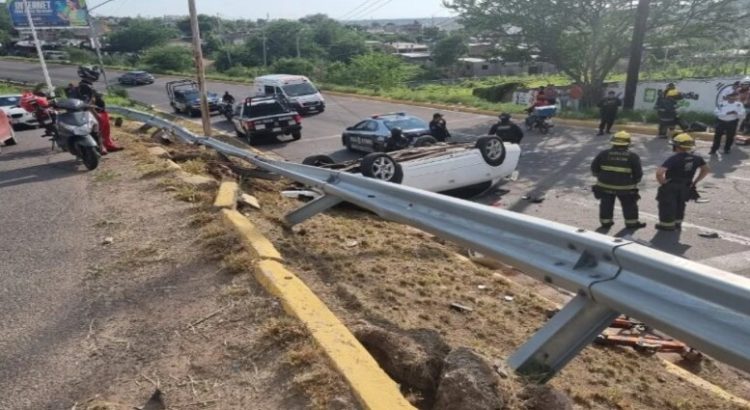 Una pareja y su bebé sufrieron una fuerte volcadura en la avenida Álvaro Obregón