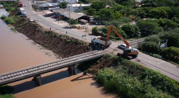 El Ayuntamiento de Culiacán trabaja en la limpieza y desazolve del dren Bacurimí