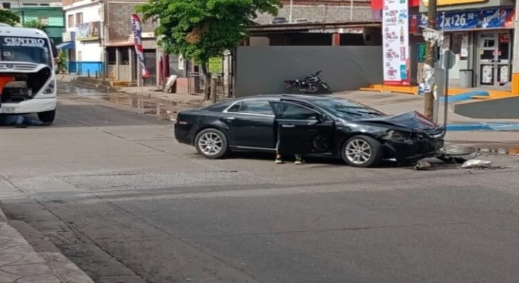 Hombre choca contra un grupo armado y lo levantan
