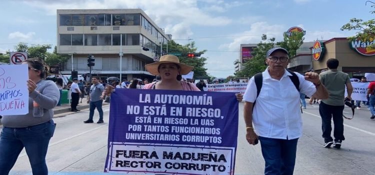 Trabajadores y jubilados de la UAS protestaron contra el rector
