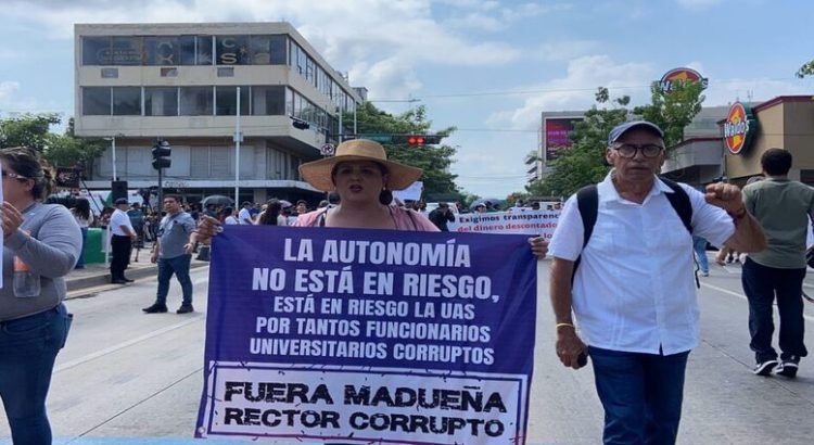 Trabajadores y jubilados de la UAS protestaron contra el rector