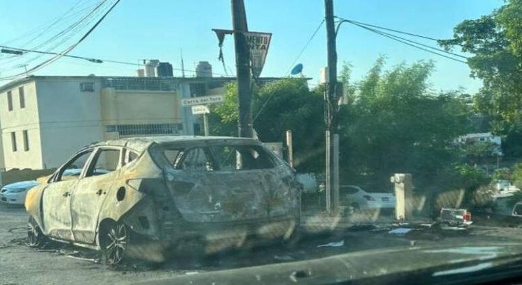 Camioneta acaba en cenizas en la colonia Cañadas