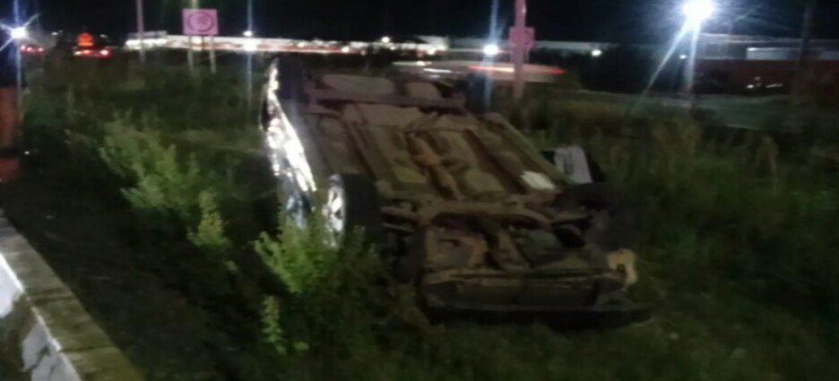 Automovilista atropella a dos jóvenes y termina volcado