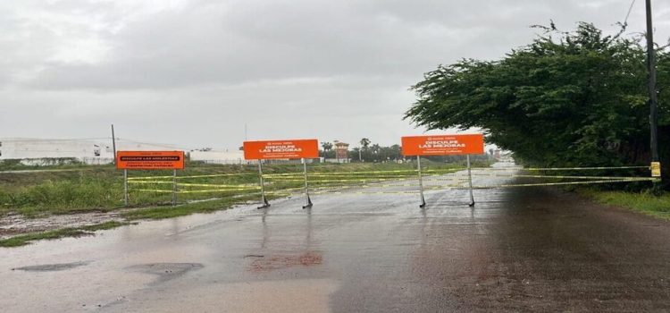 La autopista Mazatlán-Culiacán fue cerrada por el crecimiento de los arroyos