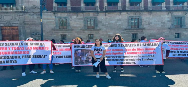 Mujeres exhibieron a funcionarios acosadores de Sinaloa ante Palacio Nacional