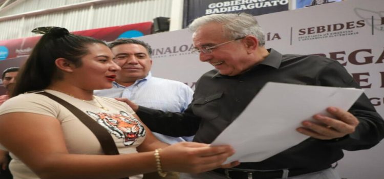 Rubén Rocha encabeza entrega de títulos de propiedad en Sinaloa