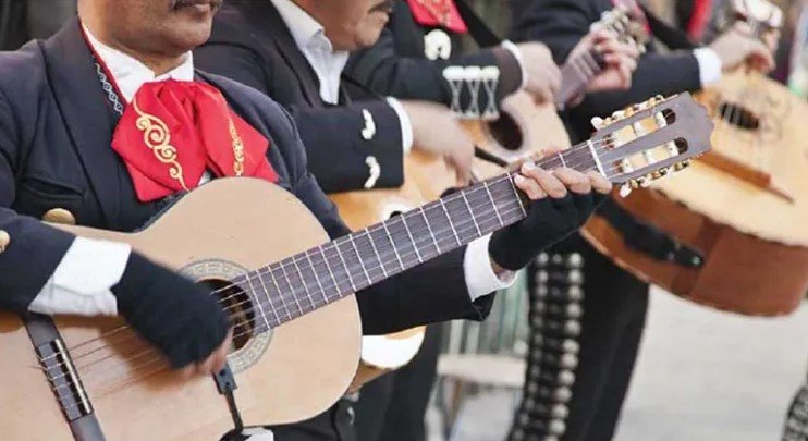 Le llevó serenata a su amante