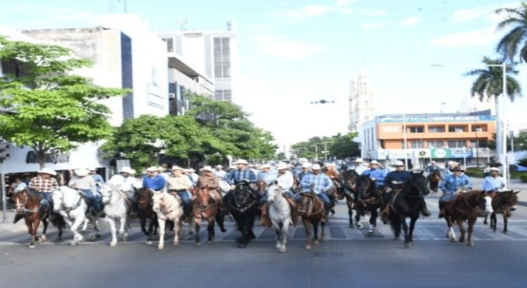 Realizaron en Culiacán la tradicional cabalgata de la Expo Ganadera