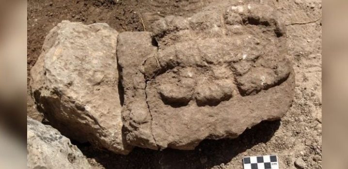 Hallan piedra labrada con figura de un escorpión en la zona arqueológica de Chichén Itzá