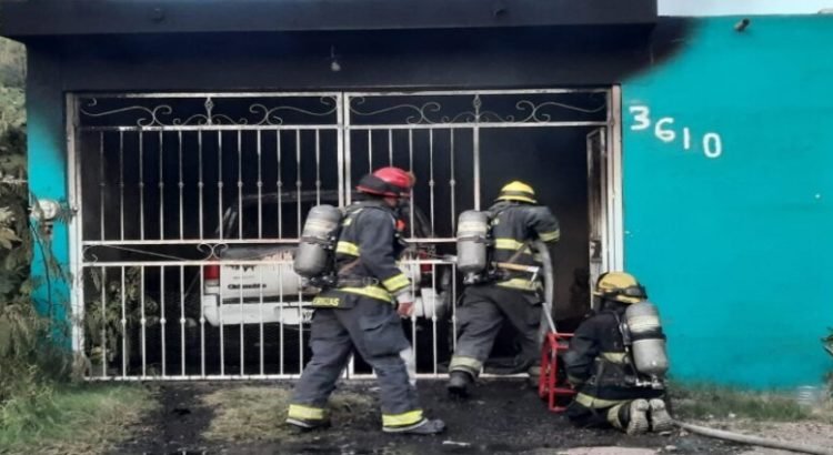 Camioneta se incendió en la cochera de una vivienda en la colonia Adolfo López Mateos