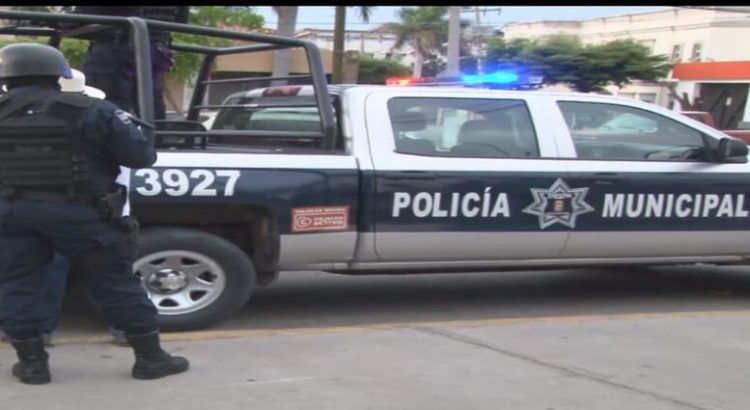 A punta de pistola le quitan su camioneta a una mujer en Culiacán