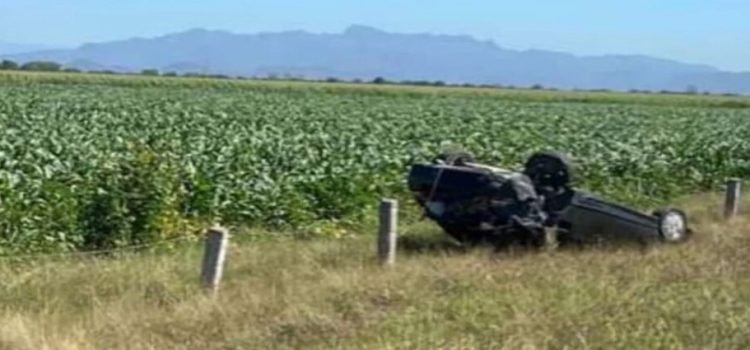Mujer sale ilesa tras volcar su automóvil sobre la Culiacán-Mazatlán