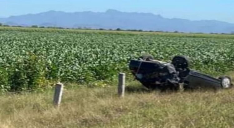 Mujer sale ilesa tras volcar su automóvil sobre la Culiacán-Mazatlán