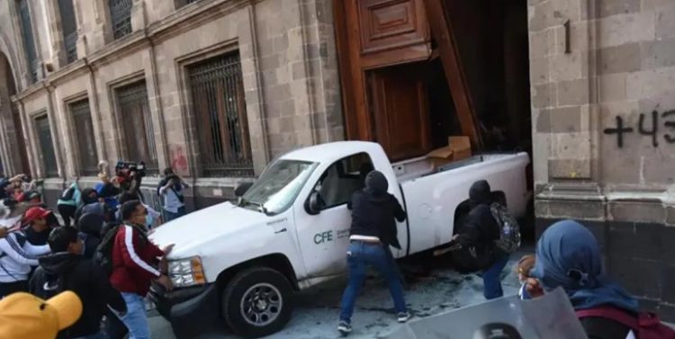 Escándalo en Palacio Nacional: Normalistas de Ayotzinapa protagonizan incidente