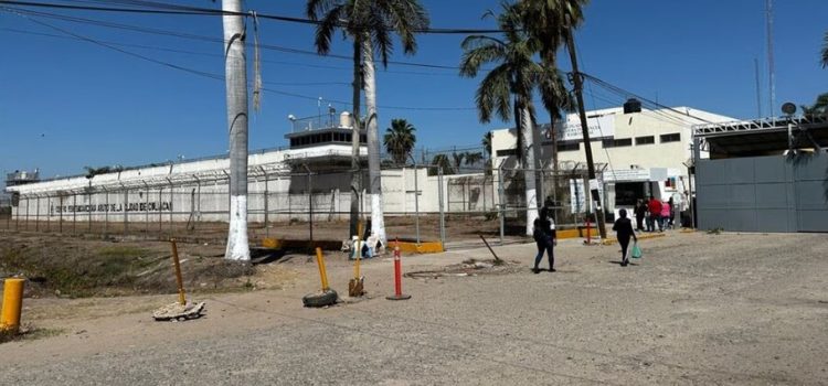 Decomisan alcohol y drogas en centro penitenciario de Culiacán