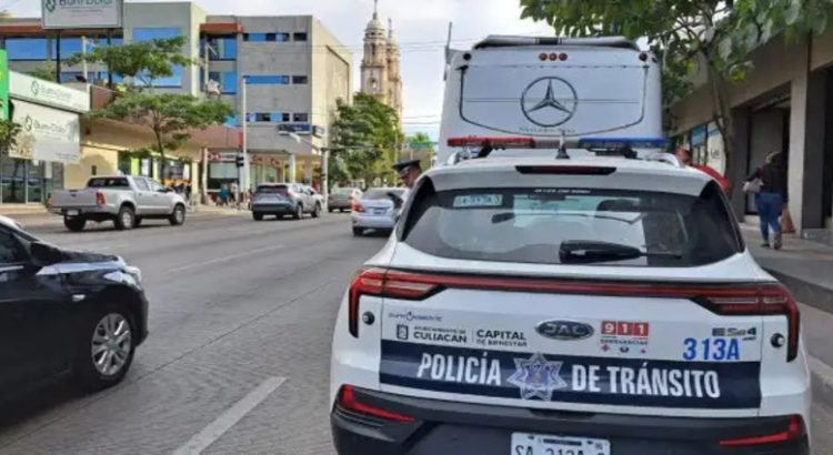 Adulta mayor es arrollada por un camión al cruzar la avenida