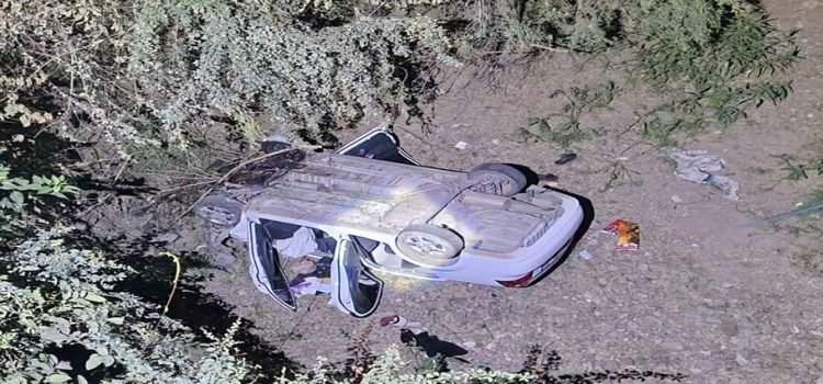 Automóvil cae de un puente tras sufrir un accidente tipo carambola