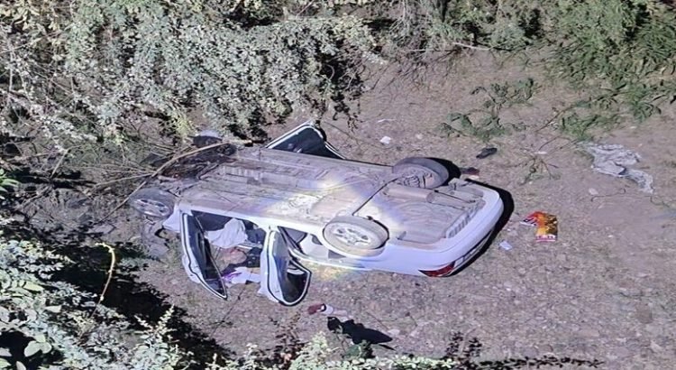 Automóvil cae de un puente tras sufrir un accidente tipo carambola