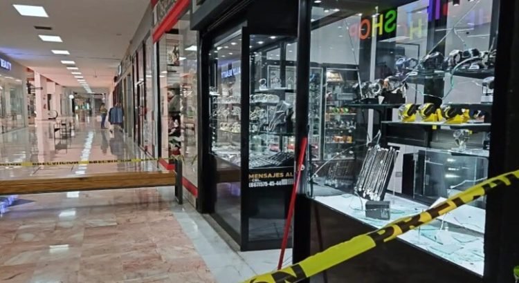 Asaltan joyería al interior de una plaza comercial