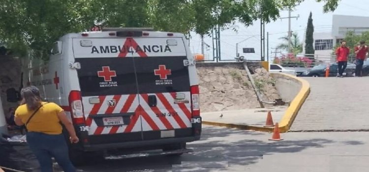 Hombre es hospitalizado tras una riña en un autobús