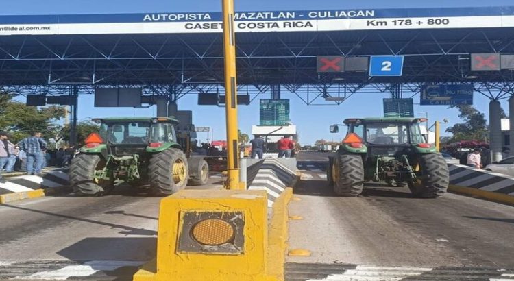 Productores agrícolas bloquean caseta de Costa Rica en Culiacán