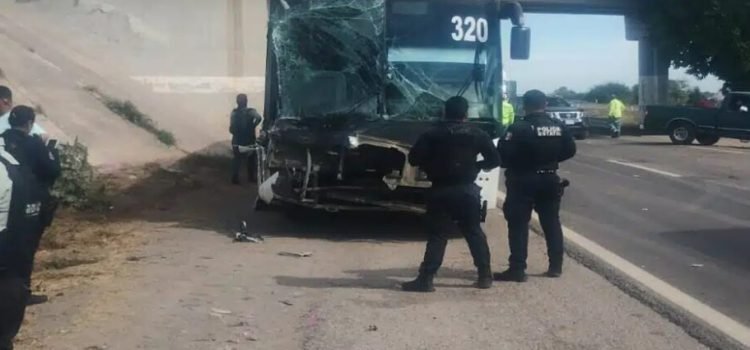 Tráiler choca contra autobús en la Culiacán-Mazatlán Tráiler choca contra autobús en la Culiacán-Mazatlán