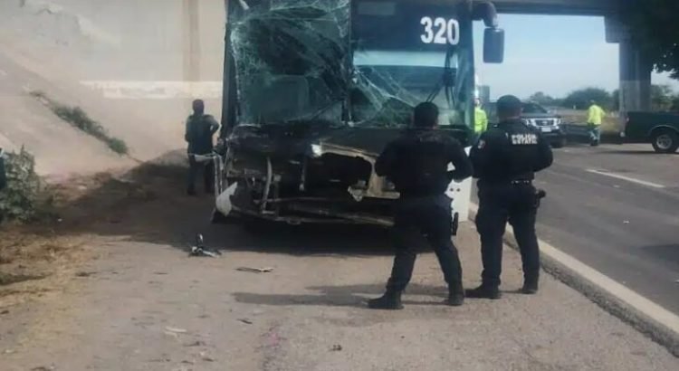 Tráiler choca contra autobús en la Culiacán-Mazatlán
