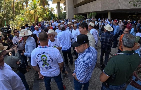 Agricultores de Sinaloa se plantan ante palacio de gobierno, exigen precios justos