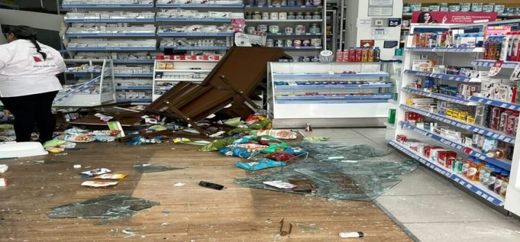 Adulta mayor se va contra una farmacia en Culiacán