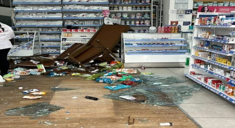 Adulta mayor se va contra una farmacia en Culiacán