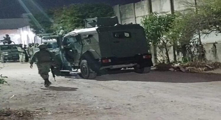 Militares realizan operativo de seguridad en la colonia 10 de Abril en Culiacán