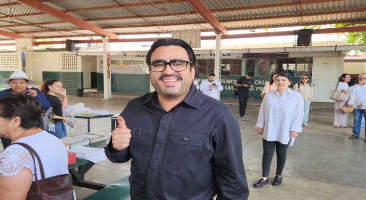 Juan de Dios Gámez Mendívil emite su voto