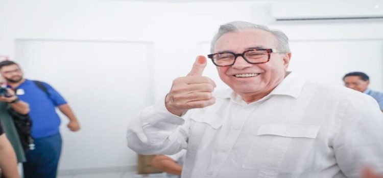 Rubén Rocha Moya emite su voto