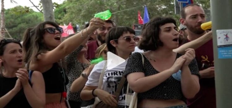 Manifestantes disparan con pistolas de agua a los visitantes en Barcelona