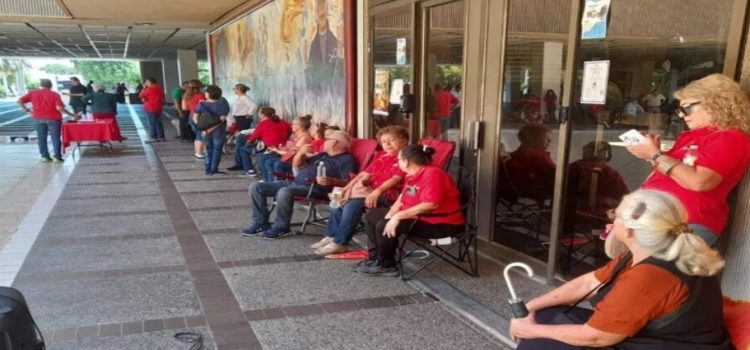 Docentes jubiladas protestan en Palacio de Gobierno de Sinaloa