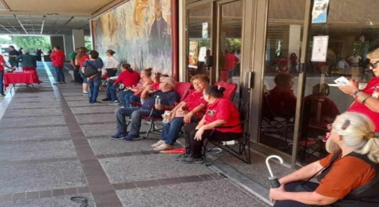 Docentes jubiladas protestan en Palacio de Gobierno de Sinaloa