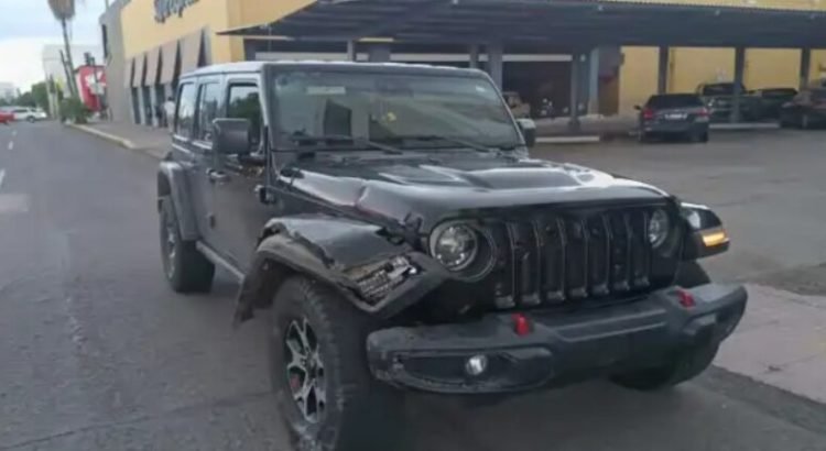 Jóvenes motociclistas sufren accidente y resultan heridos