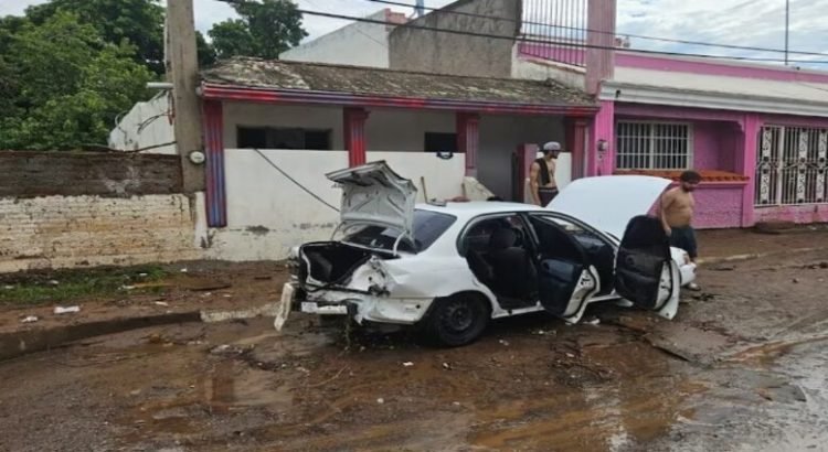 Lluvias provocan inundaciones y vehículos arrastrados en Culiacán