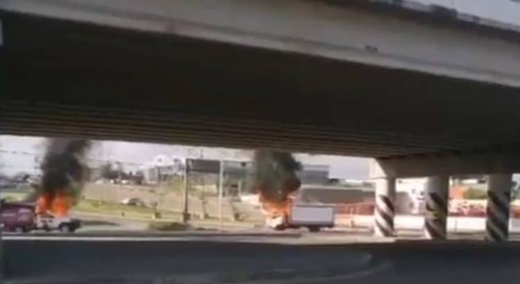 Queman vehículos y bloquean paso en La Costerita, en Culiacán