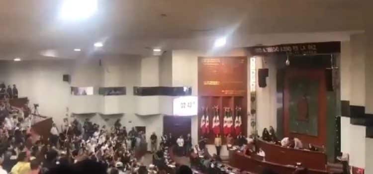 Universitarios irrumpen en el Congreso de Sinaloa al grito: “Fuera Rocha”