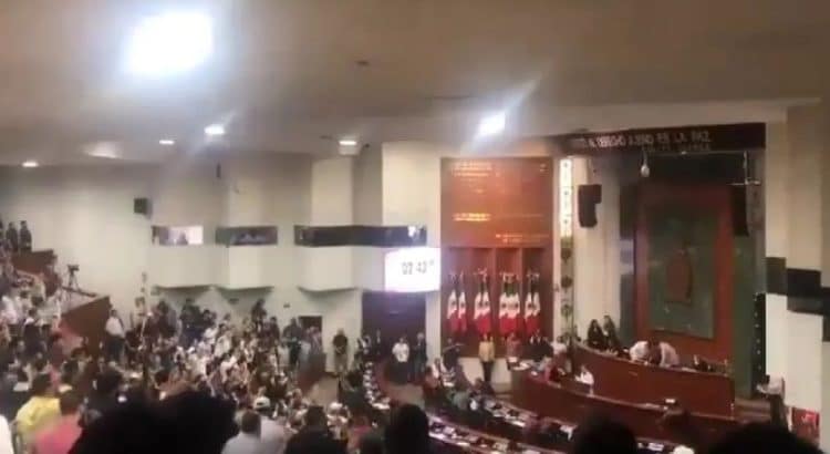 Universitarios irrumpen en el Congreso de Sinaloa al grito: “Fuera Rocha”