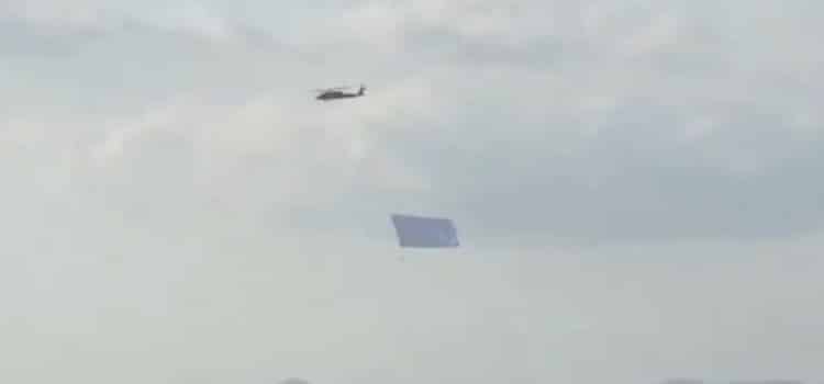 Captan a helicóptero de las Fuerzas Armadas volar con bandera blanca