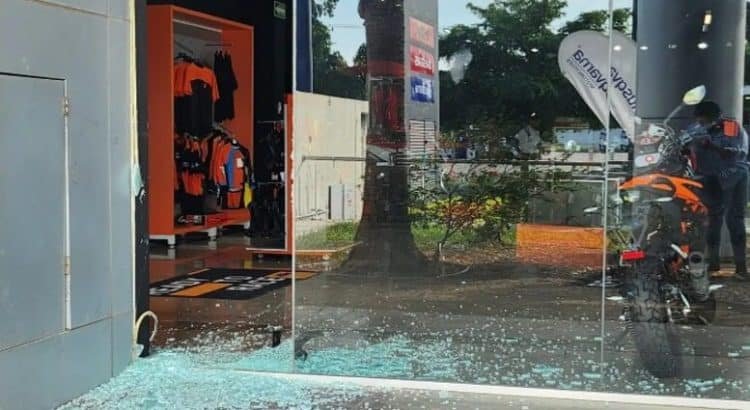 Roban tres motocicletas de una agencia en Culiacán