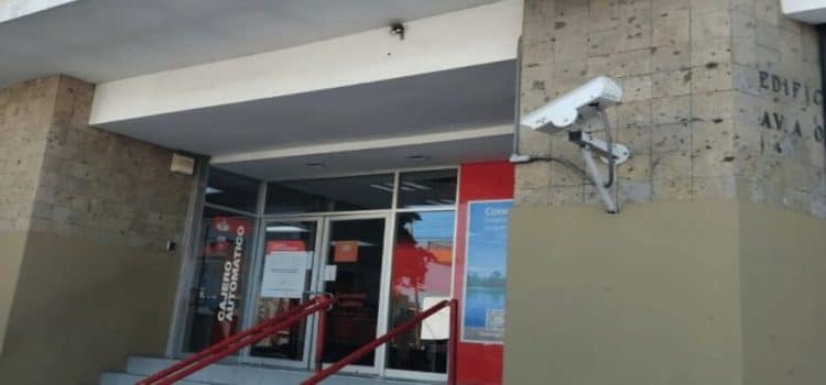 Sujeto rocía con gasolina banco en Culiacán, se lleva 20 mil pesos