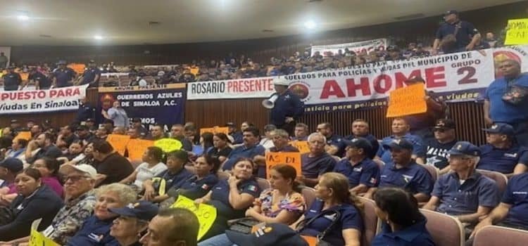 Policías irrumpen sesión del Congreso de Sinaloa; exigen mismos salarios